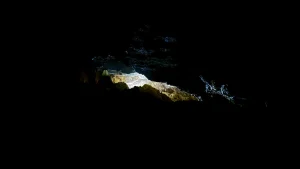 Tente de spéléologue dans une grotte en Ardèche — nuit dans l'obscurité totale